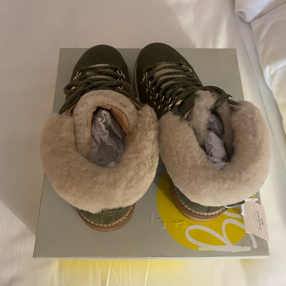 New in box, Boden Lace-up Winter Boot in Olive green ❄️ - Picture 5 of 7
